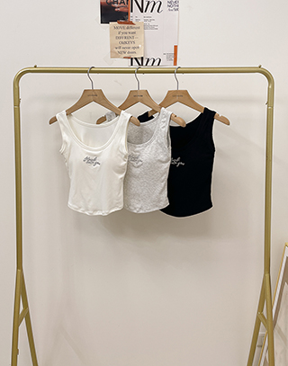 俏皮英文字刺繡BRATOP