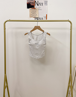 俏皮英文字刺繡BRATOP
