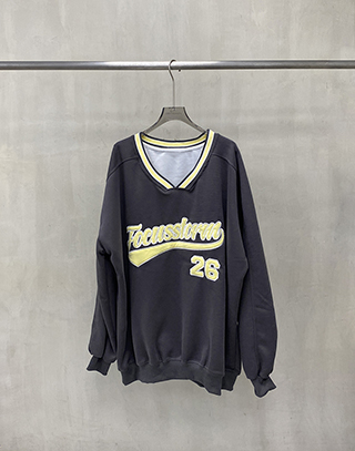 繽紛字母繡拼色大學T