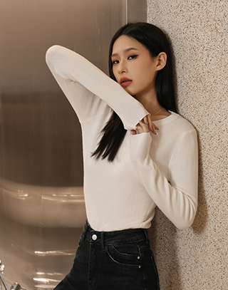 細條織紋圓領針織上衣