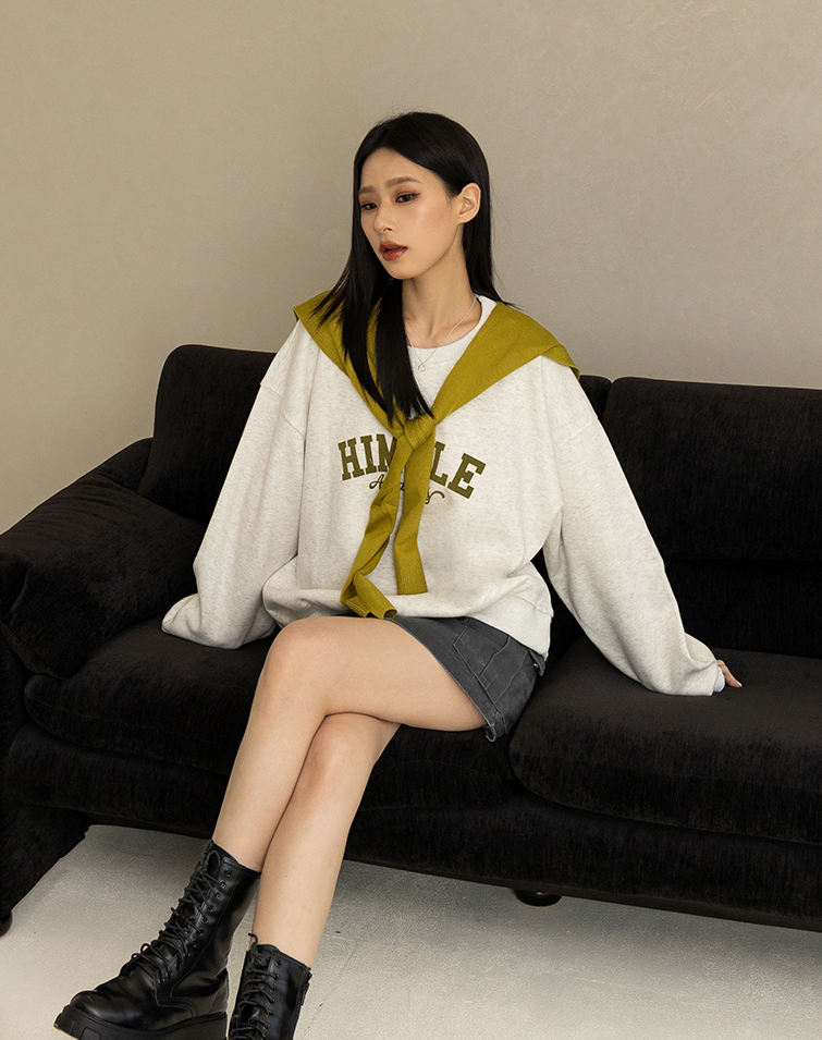 潮感玩色字母披肩大學T