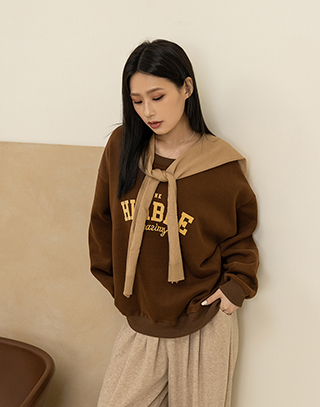潮感玩色字母披肩大學T