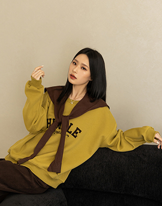 潮感玩色字母披肩大學T