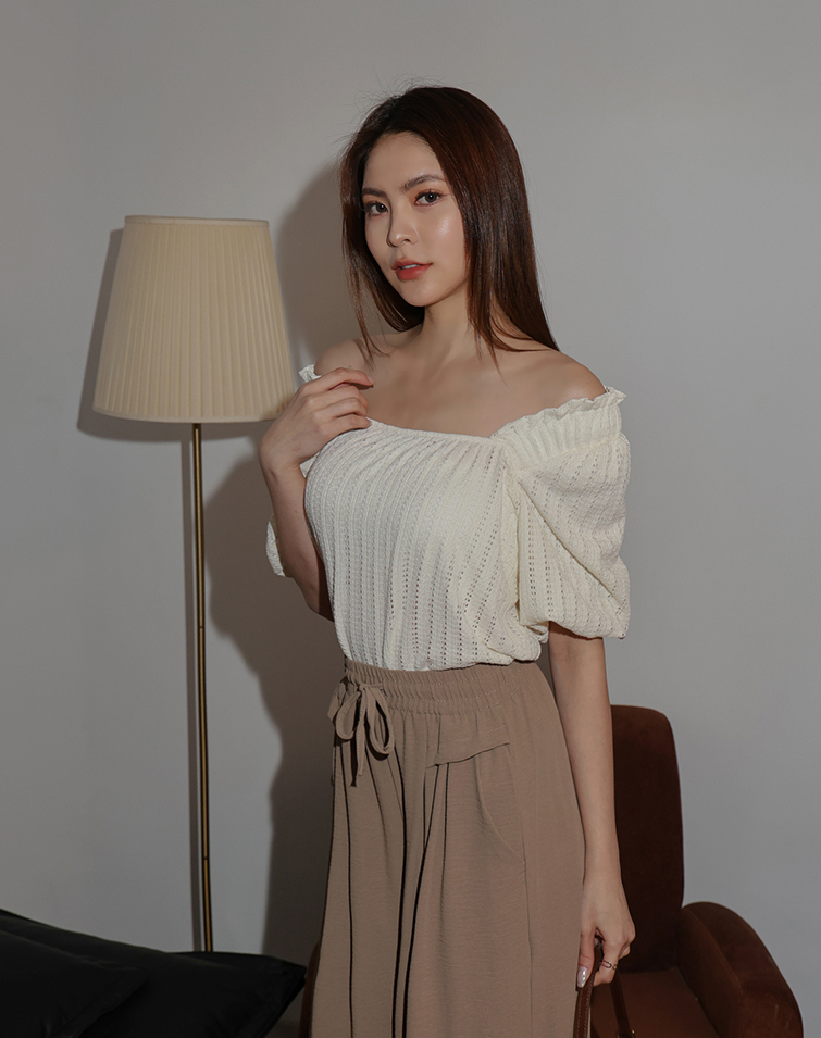 方領洞洞造型短袖上衣