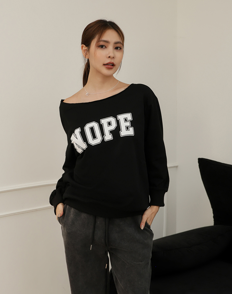 寬鬆斜肩字母上衣